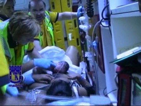 Una mujer da a luz a un niño frente al portal de su domicilio