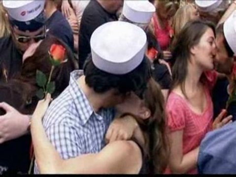 Besos y palomas al cielo en el 65 aniversario del fin de la II Guerra Mundial