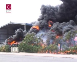 Espectacular incendio en una fábrica