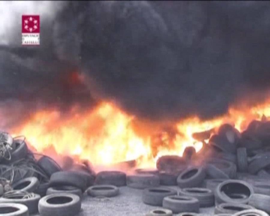 Incendio en una fábrica neumáticos