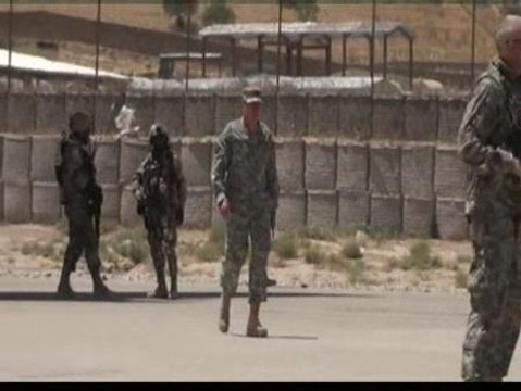 Patraeus visita a las tropas españolas en Afganistán