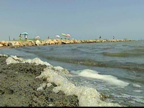 Los vecinos de la playa de Los Urrutias, hartos de la suciedad