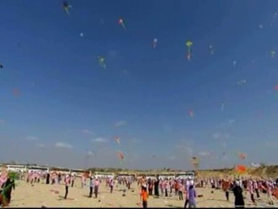 6.200 niños palestinos baten el récord al hacer volar miles de cometas a la vez