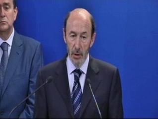 Rubalcaba afirma que "con toda probabilidad" el asesino del gendarme francés está entre los detenidos