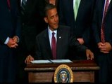 Obama firma la reforma financiera que ofrece la mayor protección de la historia a los consumidores