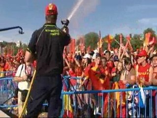 La afición de &#039;La Roja&#039; soporta más de 40º durante horas
