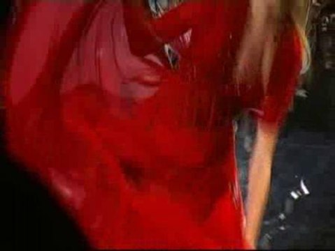 Las modelos también tropiezan con los tacones