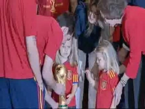 Las Infantas Leonor y Sofía, con los Campeones del Mundo