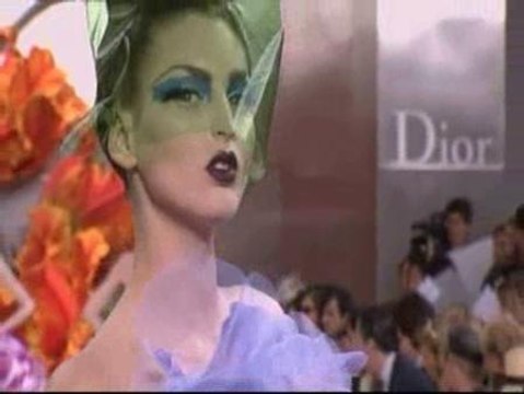 Explosión de flores y colores en el desfile de Christian Dior en París