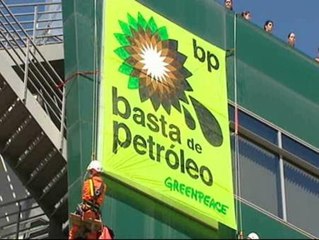 Activistas de Greenpeace se cuelgan de la sede de BP