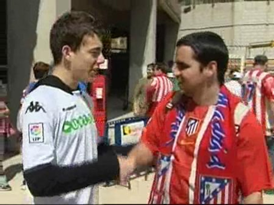 Aficionados del Valencia y Atlético de Madrid comparten una enorme paella en las inmediaciones del Mestalla