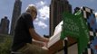 Un artista reparte 60 pianos por Nueva York para que se puedan tocar en público