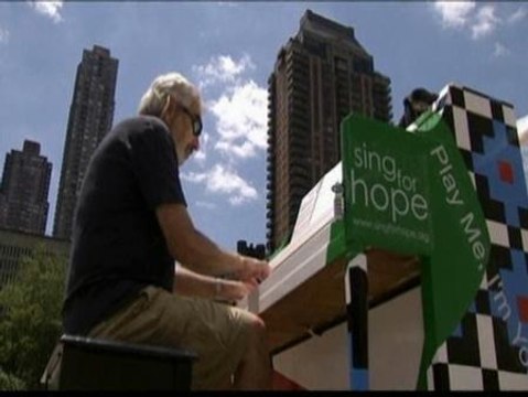 Un artista reparte 60 pianos por Nueva York para que se puedan tocar en público