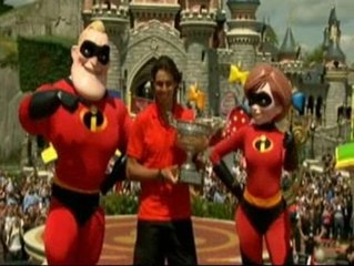 Nadal celebra con Mickey su quinto Roland Garros