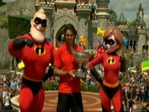 Nadal celebra con Mickey su quinto Roland Garros