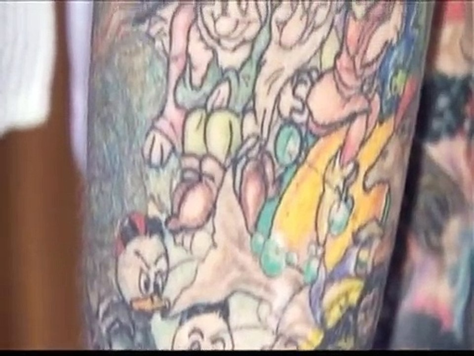 Ni un centímetro del cuerpo sin tatuar para un récord Guinness