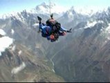 Sobrevolando el Everest en paracaídas