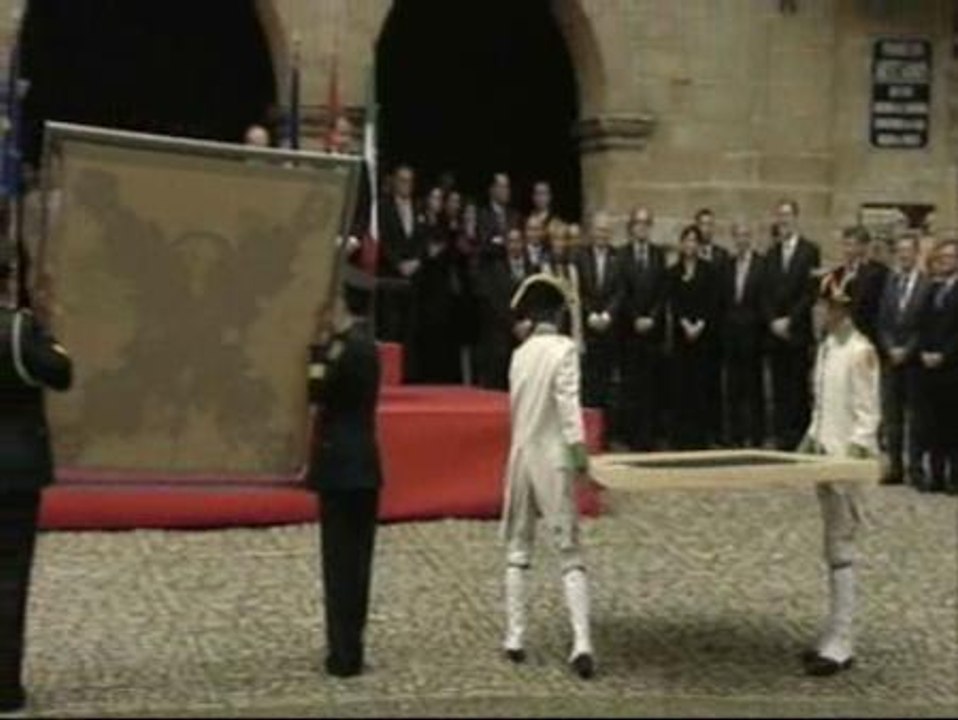 España entrega a México la primera bandera azteca