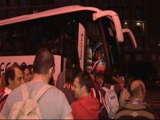 Las aficiones del Atlético y el Sevilla, rumbo al Camp Nou