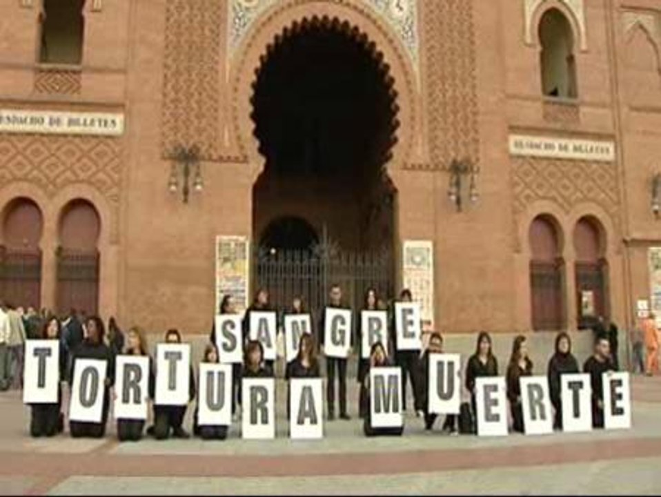 Los antitaurinos se manifiestan en la plaza de las Ventas
