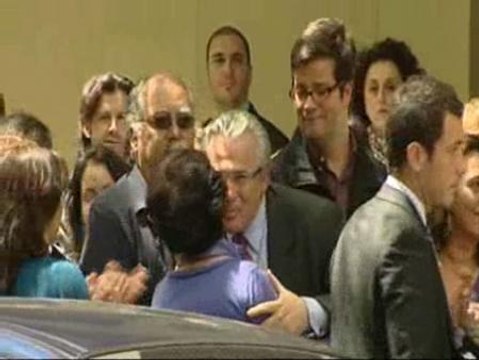 Garzón abandona la Audiencia Nacional emocionado entre los aplausos de sus compañeros