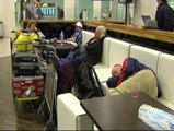 Decenas de pasajeros vuelven a pasar la noche en el aeropuerto de El Prat (Barcelona)