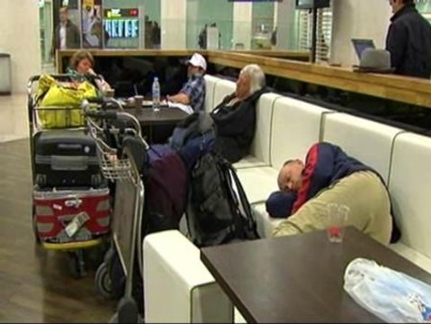 Decenas de pasajeros vuelven a pasar la noche en el aeropuerto de El Prat (Barcelona)