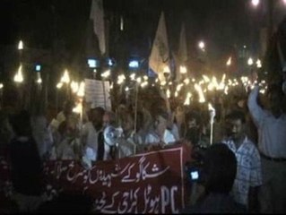 De noche y con antorchas