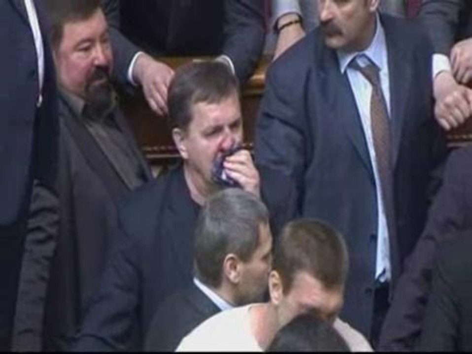 Batalla campal en el Parlamento de Ucrania