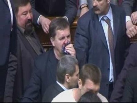 Batalla campal en el Parlamento de Ucrania