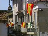 Banderas españolas ondean en los balcones de la localidad portuguesa de Valença do Minho