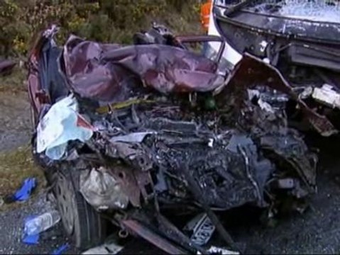 Tres muertos al chocar su turismo contra un autobús en Pontevedra