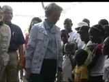 De la Vega visita un campo de refugiados en Haití