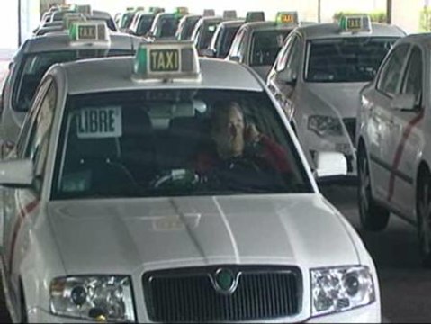 Los taxis ilegales afloran con el caos aéreo