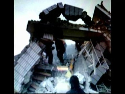 Al menos 300 muertos y 8.000 heridos tras un fuerte terremoto en China