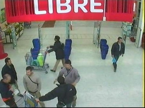 amiliares y vecinos de los bomberos catalanes sorprendidos ante la confusión