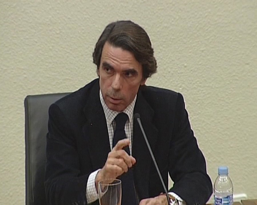 Aznar, duro con el Gobierno y los estudiantes con él