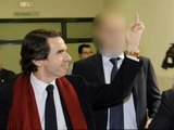 El 'dedo' de Aznar provoca reacciones opuestas entre socialistas y populares