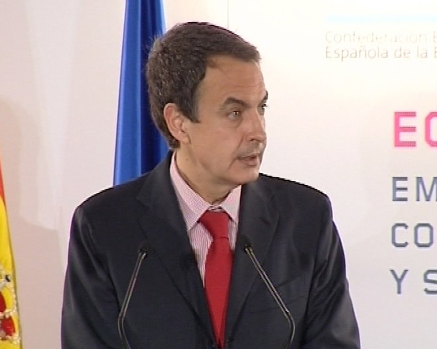 Zapatero se aferra a las políticas sociales