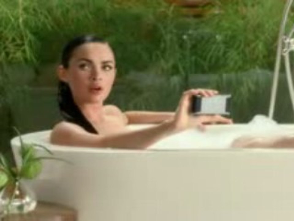 Megan Fox usa una 'doble' para sus dedos en un anuncio de Motorola