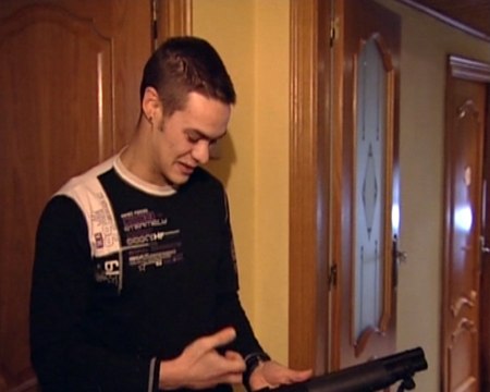 Desata pánico al aparecer vestido de 'Rambo'