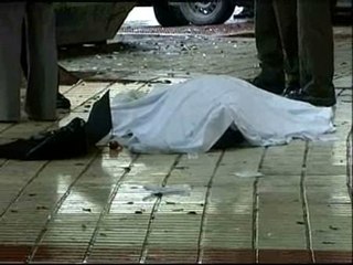 Una joven intenta suicidarse tirándose por la venta y mata a otra persona