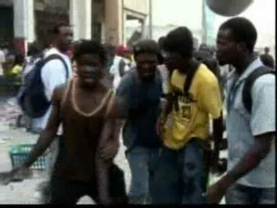 Cientos de haitianos se pelean por intentar sobrevivir