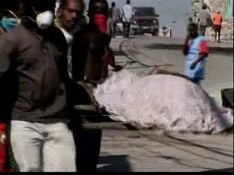 Se calcula que ya se han enterrado en Haití cerca de 70.000 cadáveres