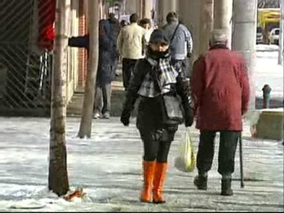 La nieve saca del armario los mejores abrigos, guantes y gorros para combatir el frío