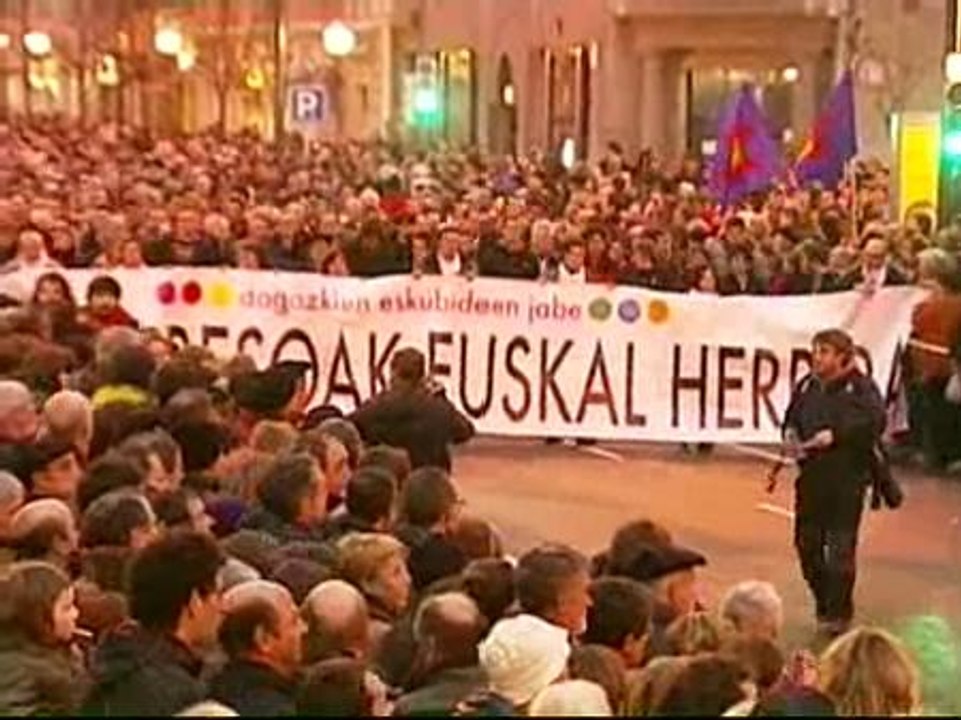Miles de personas salen a la calle en Bilbao en apoyo a los presos de ETA