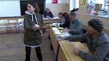 İzmir’de vatandaşlar oy kullanmaya başladı