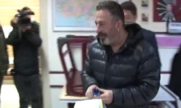 Cem Yılmaz oyunu kullandı, espriyi patlattı