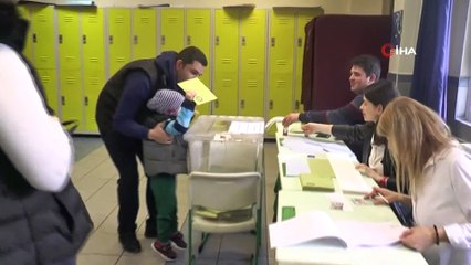 Yaşlı vatandaşlar da seçim için sandık başına gitti