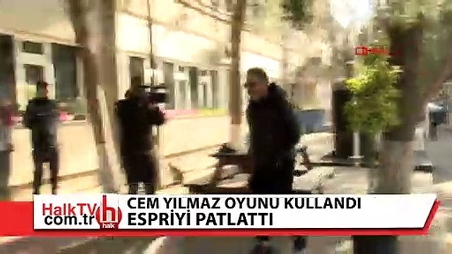 Cem Yılmaz oyunu kullandı, espriyi patlattı
